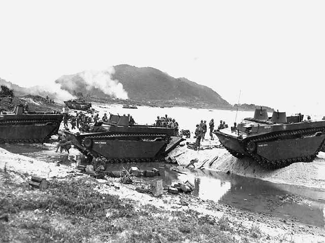 LVT-4_Landings_on_the_beach_of_Ibeya